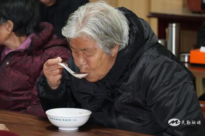 勤 新春序曲悄然奏响麻将胡了腊八粥香飘民(图3)